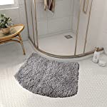 FUYILIFE Quadrant Curved Bath Mat,Gray Microfibre Corner Shower Mats Non Slip, Soft Corner Bath Mat Carpet for Circular Shower, Fluffy Washable Curved Bath Mat Rug, Luxury Bathtub Carpet (18&#39;&#39;x26&#39;&#39;)